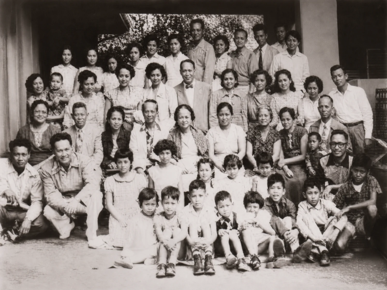 The Kalaw family gathered at Lipa, 1952