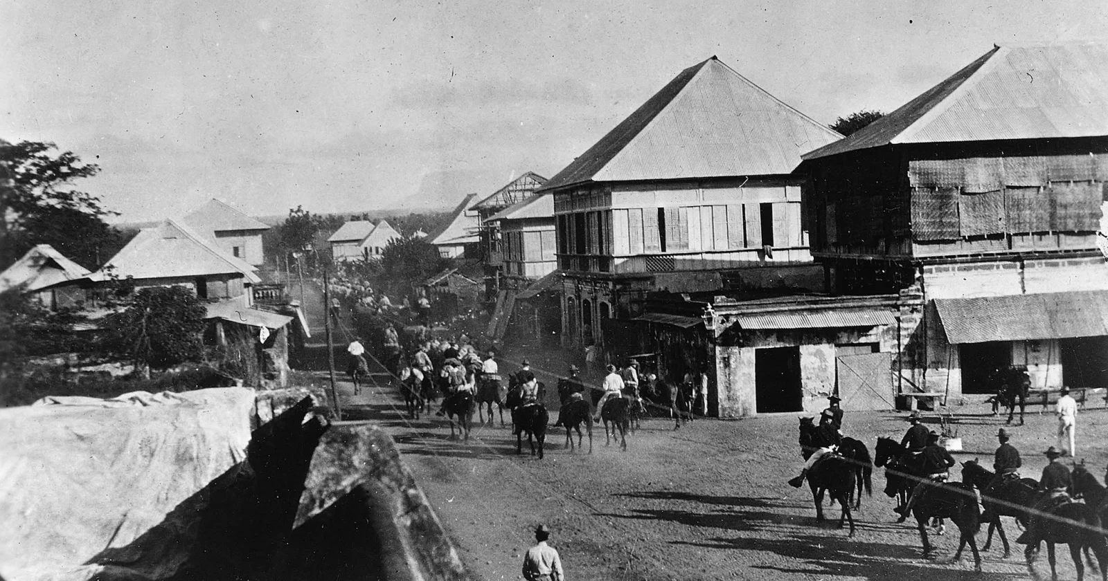 American troops on the road into Lipa, Batangas